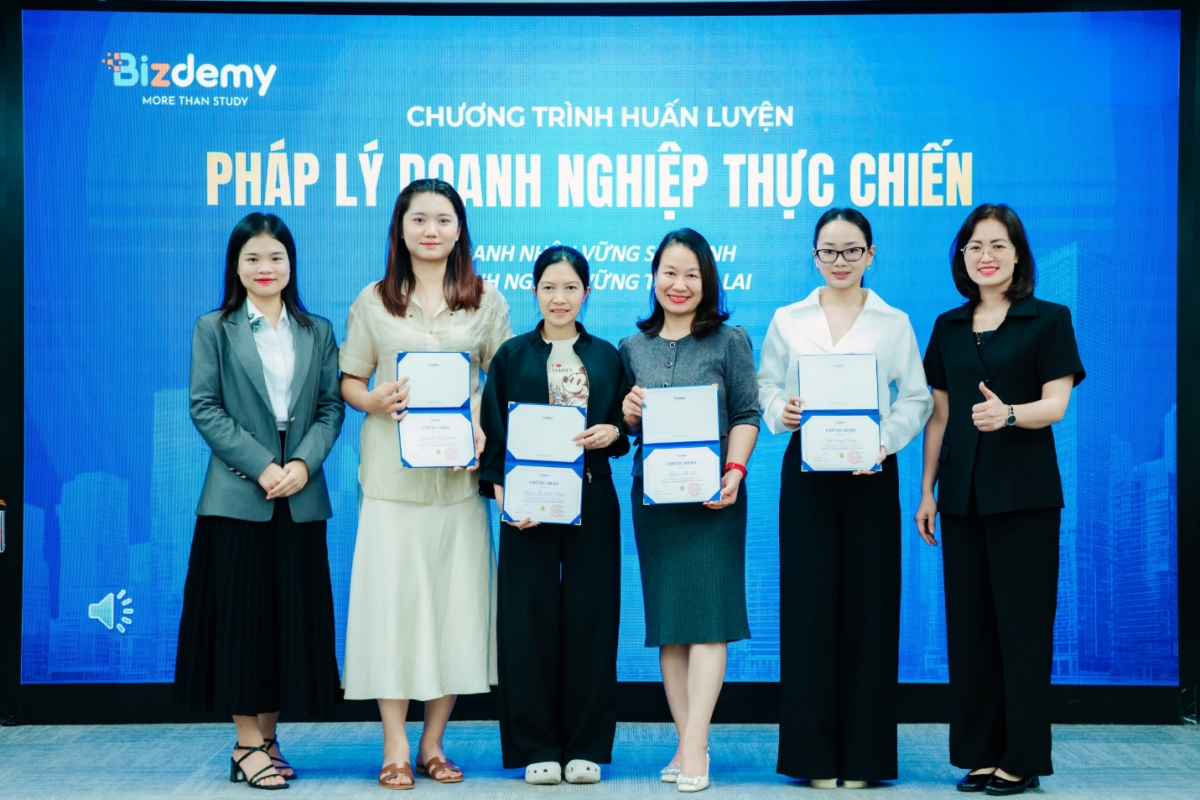 Học viên hoàn thành chương trình “Pháp lý doanh nghiệp thực chiến” và nhận chứng nhận từ Bizdemy