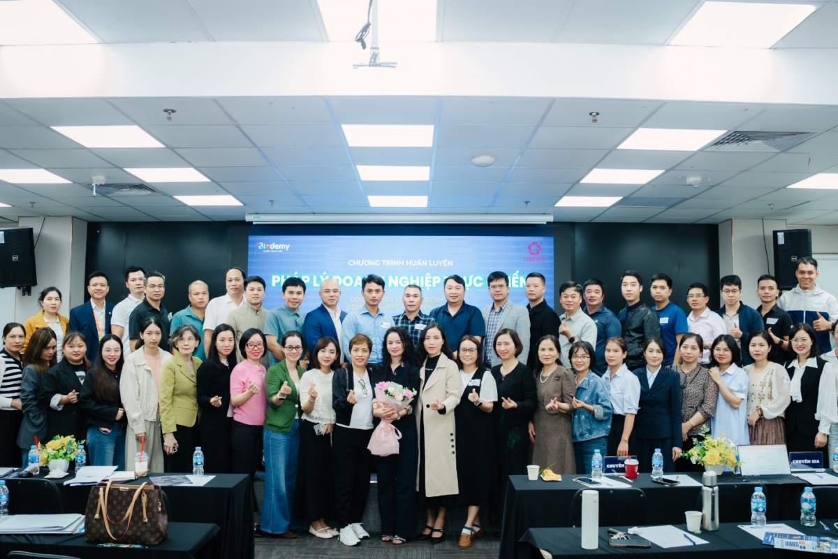 Các học viên và chuyên gia chụp ảnh lưu niệm sau chương trình huấn luyện tại Bizdemy