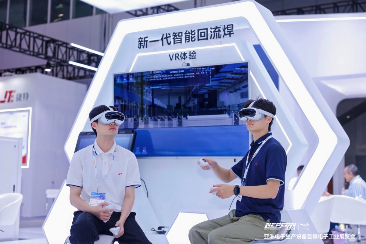 Khách tham quan trực tiếp trải nghiệm các ứng dụng thực tế ảo, robot thông minh và giải pháp sản xuất số – những xu hướng công nghệ đang định hình nhà máy tương lai.