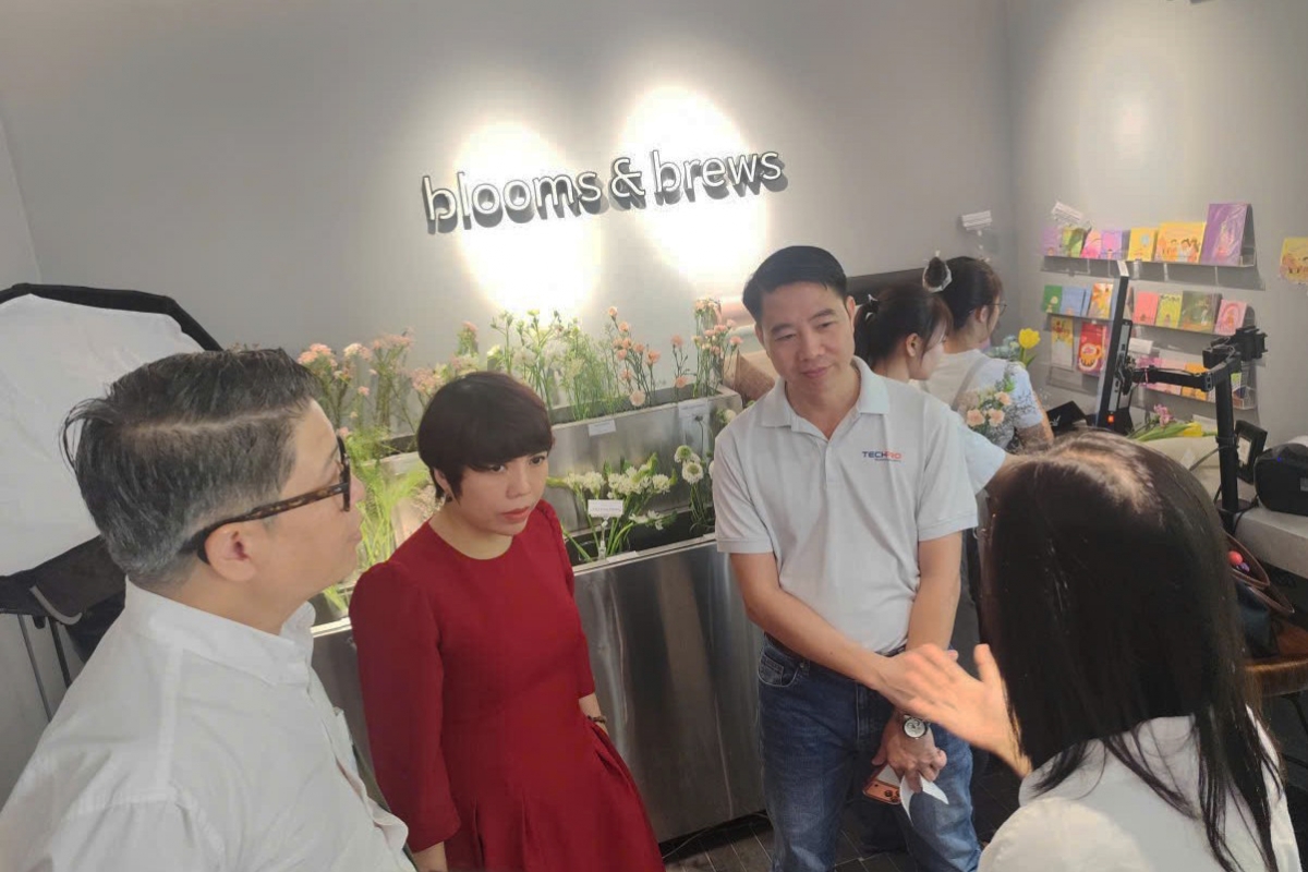 Công nghệ len lỏi vào cuộc sống qua robot pha cà phê & AI chọn hoa