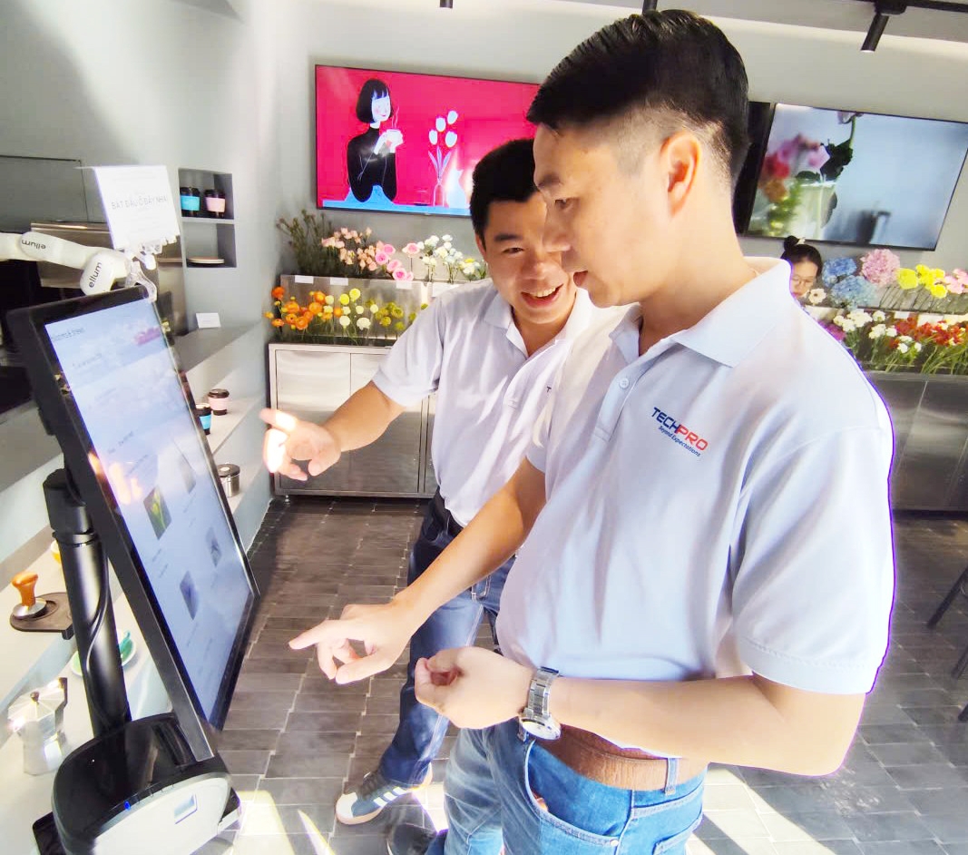 Công nghệ len lỏi vào cuộc sống qua robot pha cà phê & AI chọn hoa