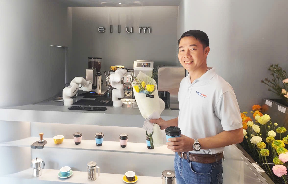 Công nghệ len lỏi vào cuộc sống qua robot pha cà phê & AI chọn hoa