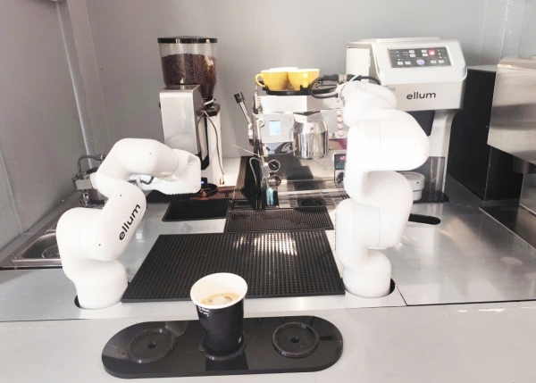 Công nghệ len lỏi vào cuộc sống qua robot pha cà phê & AI chọn hoa