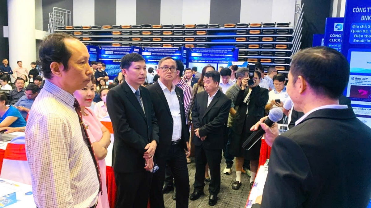 Đại biểu tham quan khu vực trình diễn các giải pháp AI, tự động hóa và chuyển đổi số dành cho doanh nghiệp nhỏ và vừa (SMEs) bên lề sự kiện
