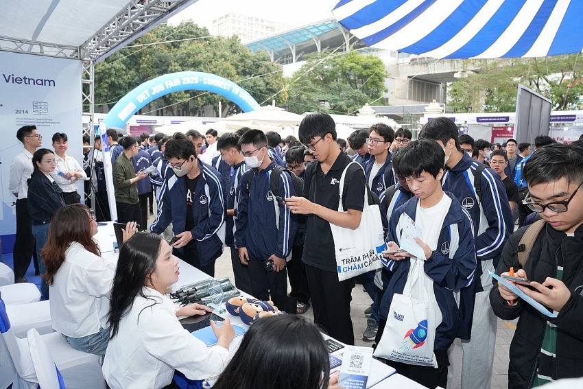 Đại học Công nghệ - ĐHQG Hà Nội lấy điểm sàn tới 24 cho nhóm ngành hot