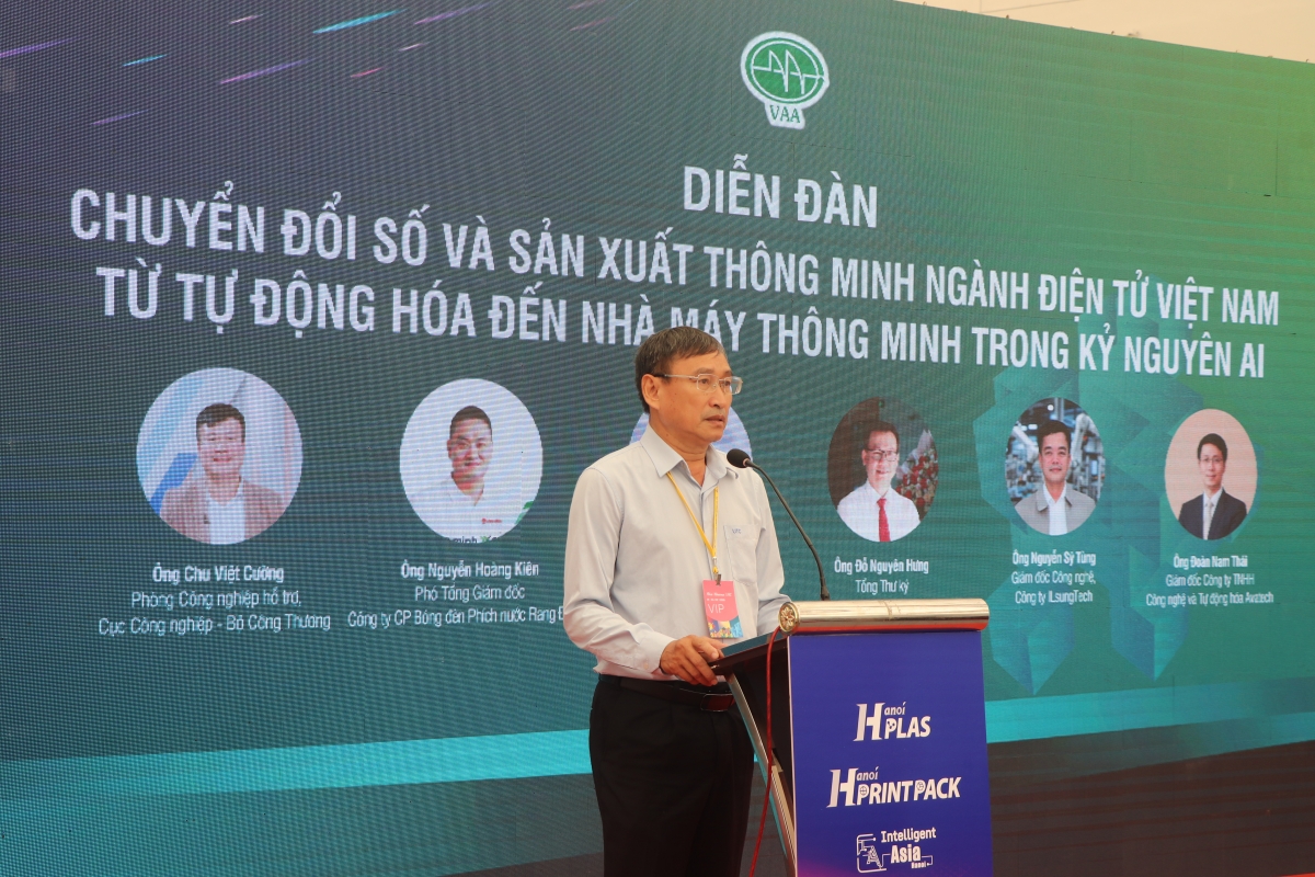 GS.TS. Lê Hùng Lân khẳng định: Phát biểu khai mạc diễn đàn, GS.TS. Lê Hùng Lân, Phó Chủ tịch Hội Tự động hóa Việt Nam nhấn mạnh, trong bối cảnh chuyển đổi số diễn ra mạnh mẽ, các công nghệ như AI, robot và tự động hóa đang trở thành động lực quan trọng thúc đẩy ngành điện tử Việt Nam nâng cao năng suất, chất lượng và năng lực cạnh tranh. Diễn đàn là cơ hội để các cơ quan quản lý, doanh nghiệp, viện nghiên cứu và trường đại học cùng chia sẻ kinh nghiệm, cập nhật xu hướng công nghệ mới, tăng cường kết nối và thúc đẩy phát triển sản xuất thông minh. Hội Tự động hóa Việt Nam cam kết tiếp tục đồng hành cùng cộng đồng doanh nghiệp trong chuyển giao công nghệ, đào tạo nguồn nhân lực và xây dựng hệ sinh thái đổi mới sáng tạo. Ảnh: Hoàng Tùng