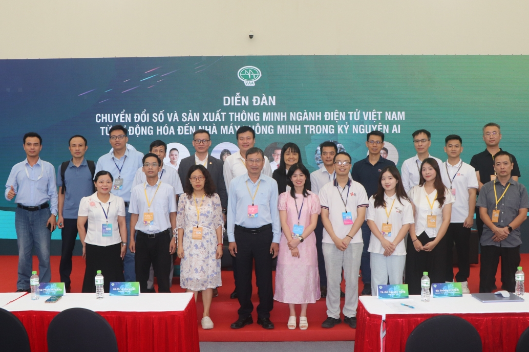 Dàn diễn giả chụp ảnh lưu niệm cùng khách mời tại diễn đàn. Ảnh: Hoàng Tùng