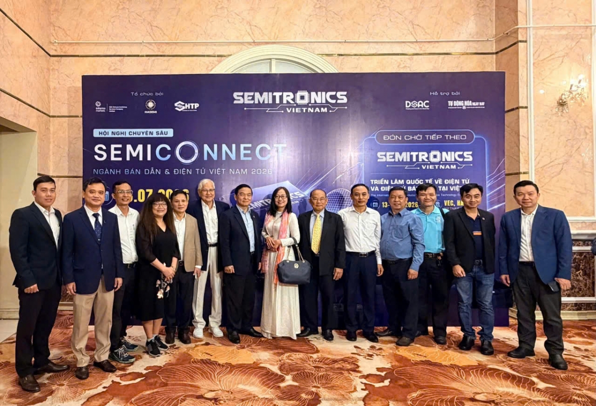 Các đại biểu dự hội nghị SemiConnect 2026 chụp ảnh lưu niệm
