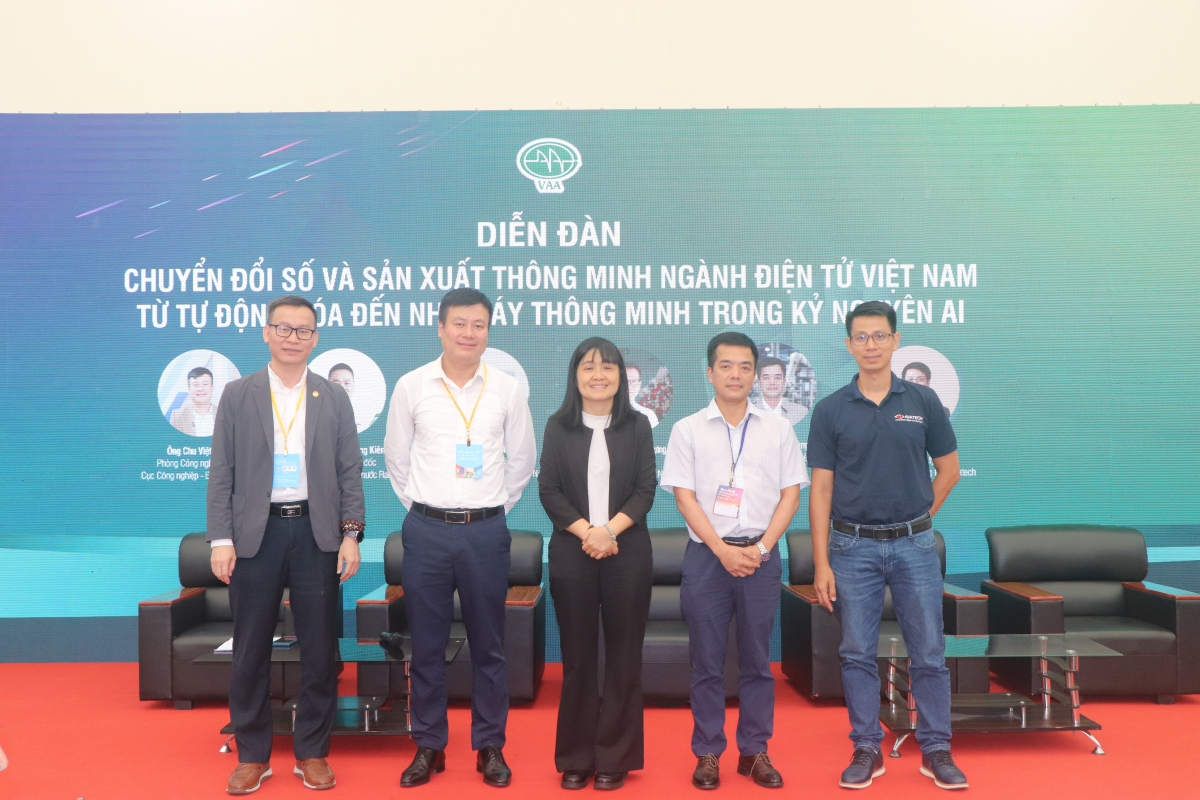 Các diễn giả cùng TS. Đỗ Nguyên Hưng trao đổi về giải pháp xây dựng hệ sinh thái sản xuất điện tử thông minh tại Việt Nam. Ảnh: Hoàng Tùng