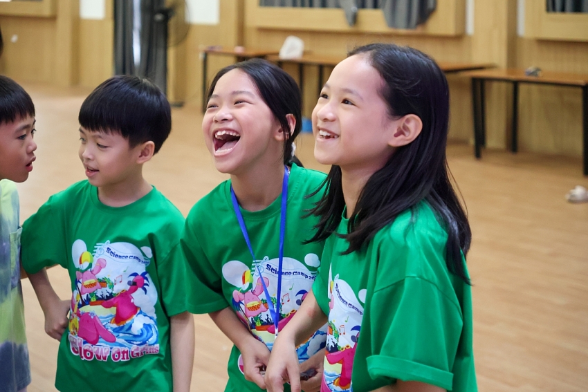 Thắp sáng niềm đam mê khoa học tại trại hè khoa học lớn nhất trường chuyên Amsterdam