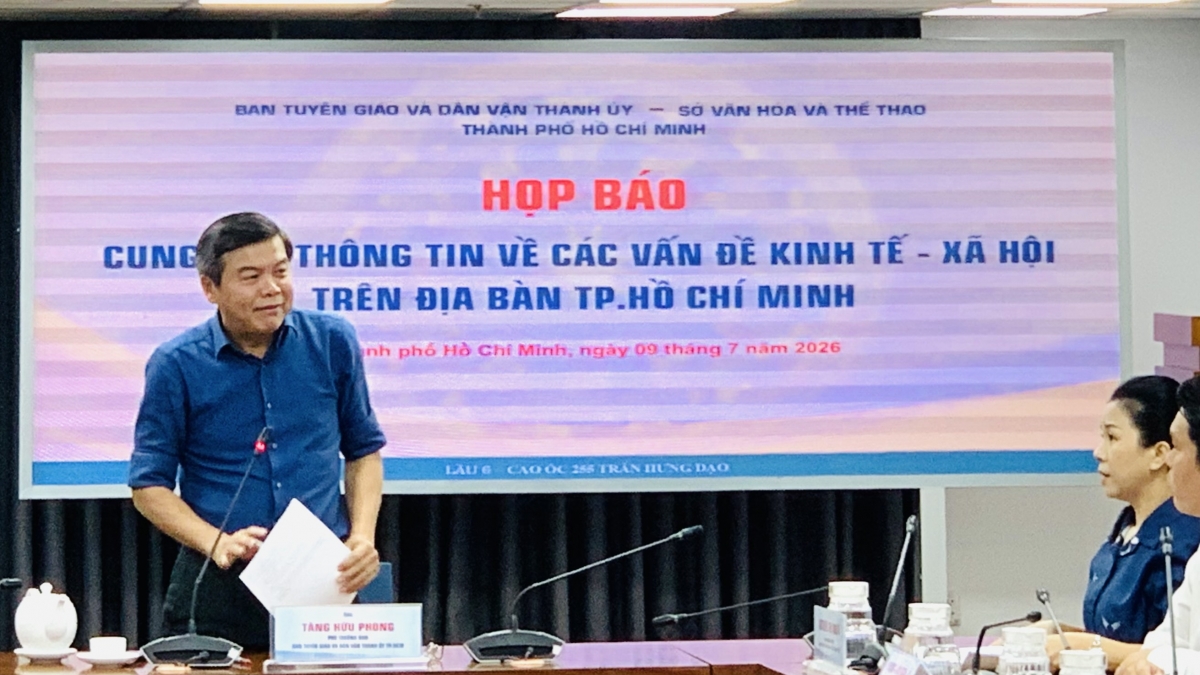 Ông Tăng Hữu Phong - Phó Trưởng ban Ban Tuyên giáo và Dân vận Thành ủy TP.Hồ Chí Minh, chủ trì họp báo.