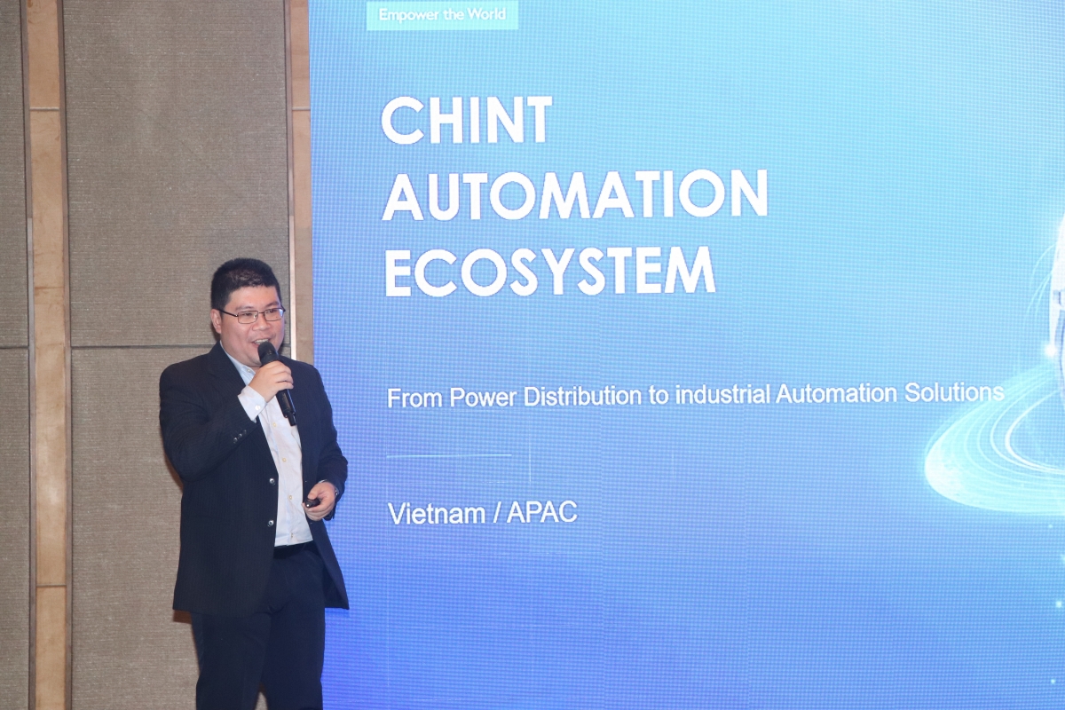 Ông Lê Hoàng Doanh giới thiệu hệ sinh thái tự động hóa CHINT cùng các giải pháp thúc đẩy sản xuất thông minh cho doanh nghiệp. Ảnh: Hoàng Tùng