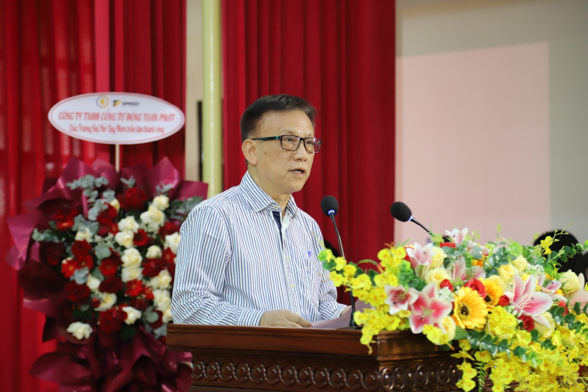 PGS.TS. Thái Quang Vinh - Trưởng Ban chương trình VCCA 2026 báo cáo kết quả đạt được sau 2 ngày trình bày tại các tiểu ban của Hội nghị. Ảnh Nart Thái