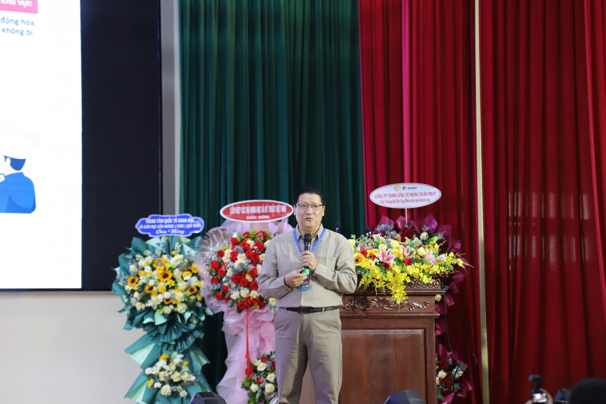 PGS.TS. Lê Hoài Quốc - Chủ tịch Chi hội Robot Việt Nam (VRA) chia sẻ về định hướng phát triển hệ sinh thái Robot & Drone “Make in Vietnam”.