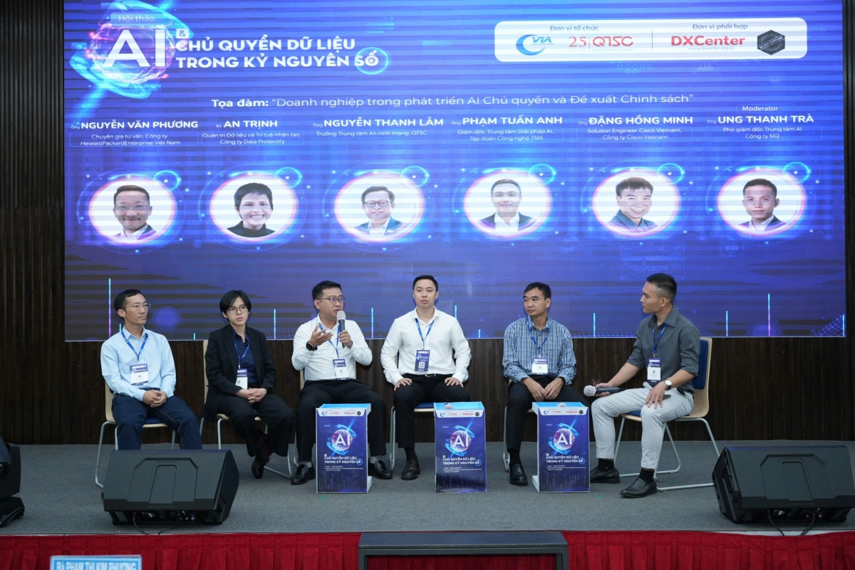 Các diễn giả thảo luận về xu hướng AI chủ quyền và những yêu cầu đặt ra đối với quản trị dữ liệu, hạ tầng số và an ninh mạng trong doanh nghiệp. Ảnh: Nart Thái