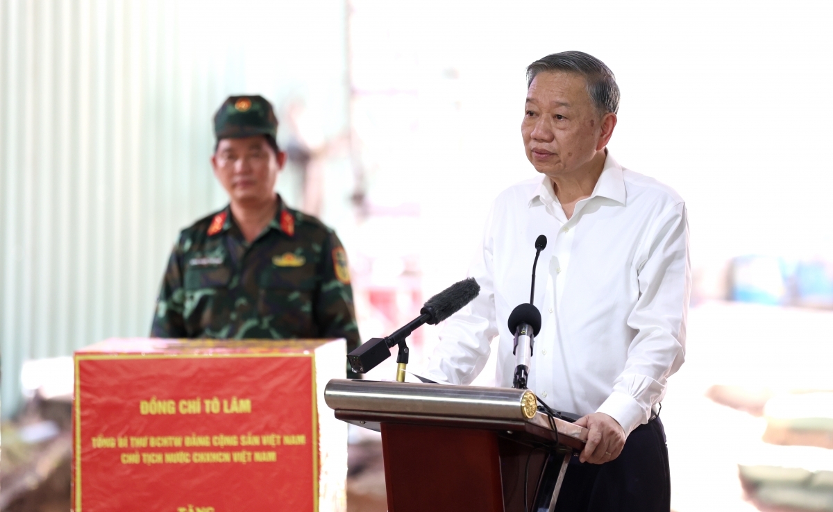 Tổng Bí thư, Chủ tịch nước Tô Lâm phát biểu khi cùng Đoàn công tác Trung ương đã đến thăm, động viên các lực lượng tìm kiếm, quy tập hài cốt liệt sĩ đang làm nhiệm vụ tại công viên Lê Thị Riêng (Ảnh: VOV/TP.HCM)