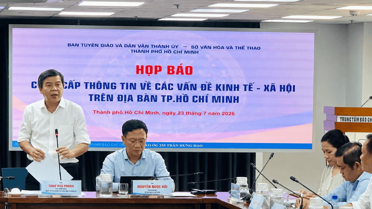 Ông Tăng Hữu Phong - Phó trưởng ban Ban Tuyên giáo và Dân vận Thành ủy chủ trì họp báo. Ảnh: Thanh Hòa