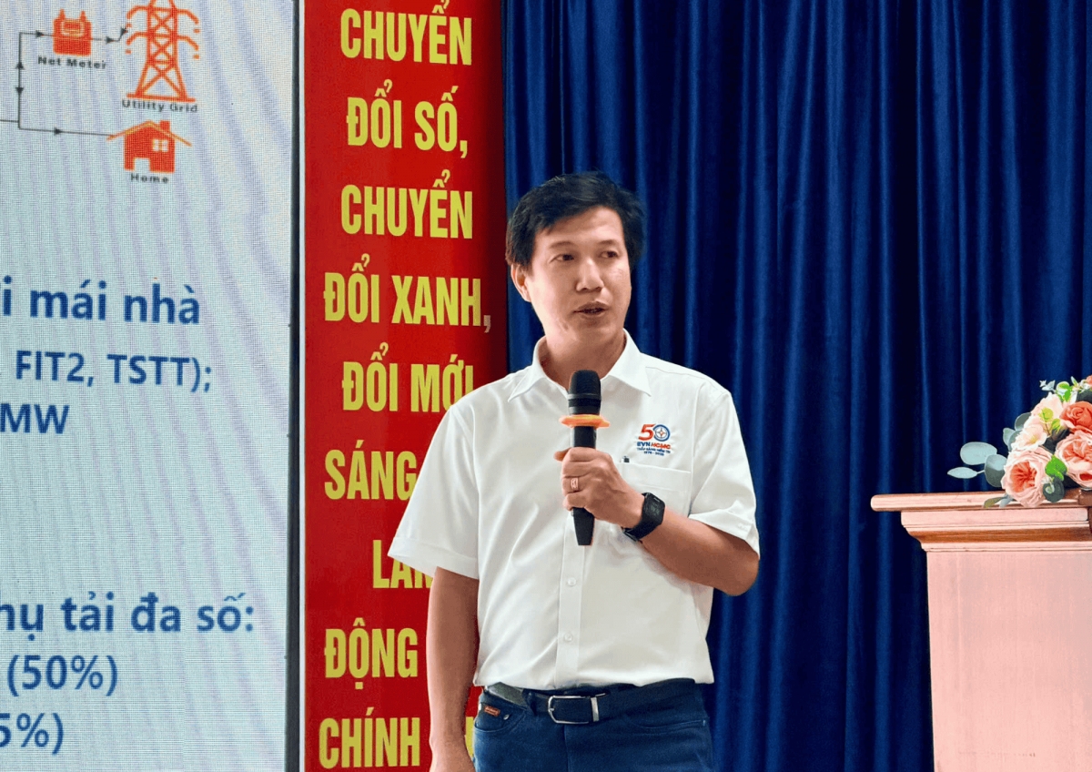 Kỹ sư Phạm Chí Nghĩa - Phó Trưởng ban Kỹ thuật EVNHCMC, chia sẻ các giải pháp nâng cao khả năng vận hành lưới điện thông minh nhằm đáp ứng yêu cầu chuyển dịch năng lượng và mục tiêu Net Zero 2050. Ảnh: Nart Thái