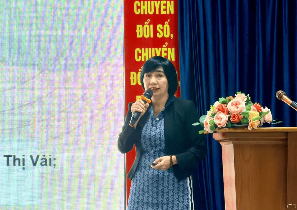 PGS.TS Nguyễn Thị Thanh Phượng - Viện trưởng Viện Công nghiệp Môi trường trình bày tham luận về định hướng liên kết vùng và phát triển năng lượng tái tạo nhằm hiện thực hóa mục tiêu Net Zero 2050. Ảnh: Nart Thái