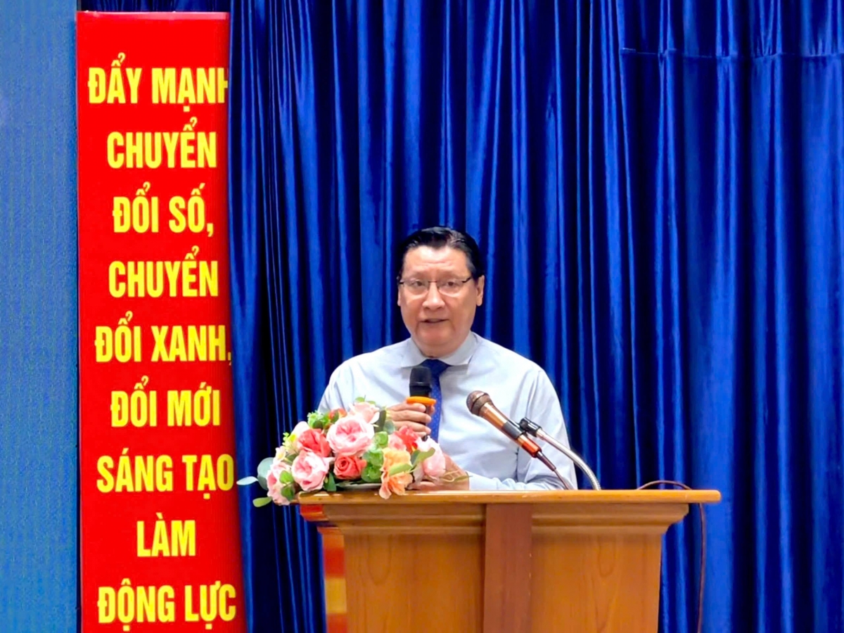 PGS.TS Lê Hoài Quốc - Chủ tịch Hội Tự động hóa TP.Hồ Chí Minh, trình bày tham luận về chiến lược phát triển năng lượng tái tạo tại TP.Hồ Chí Minh hướng tới mục tiêu Net Zero 2050. Ảnh: Nart Thái