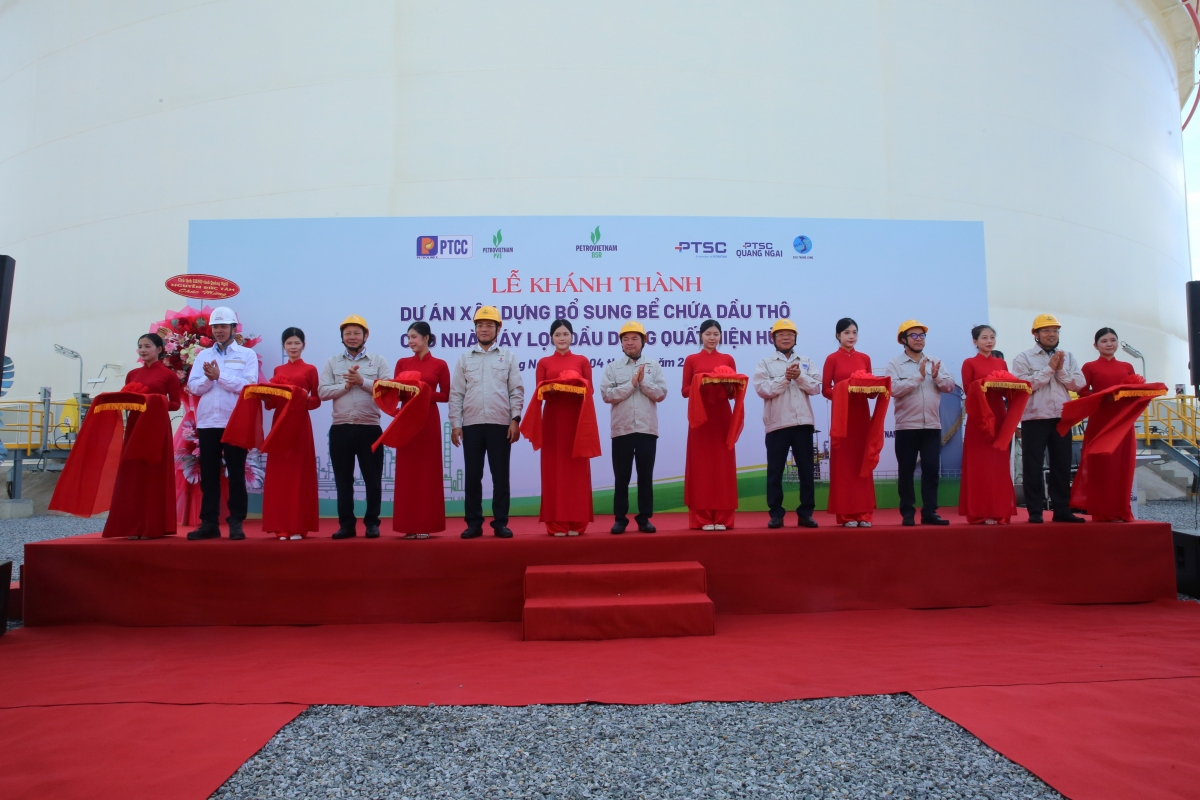 Các đại biểu thực hiện nghi thức cắt băng khánh thành.