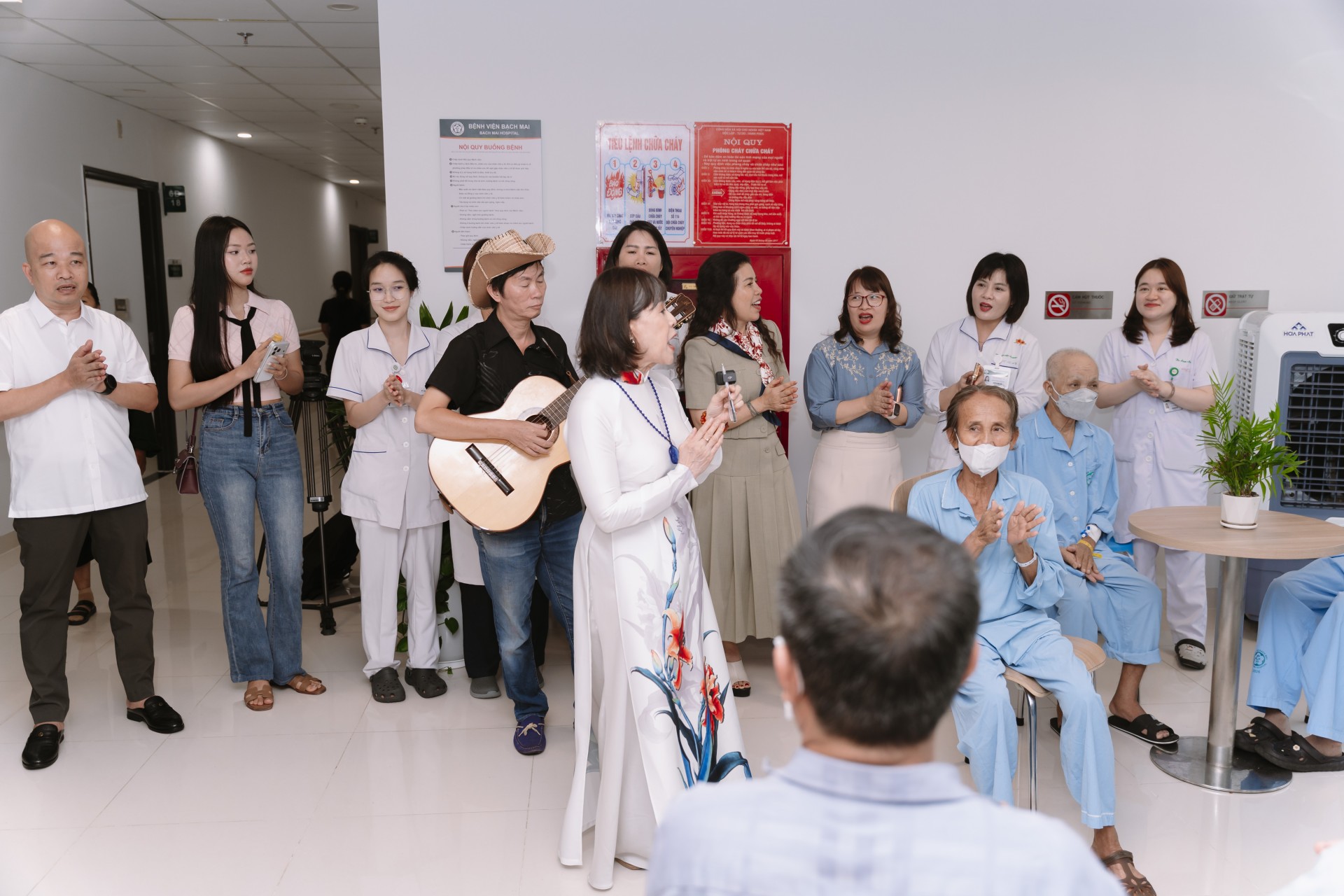 Khúc Ca Blouse Trắng 2026