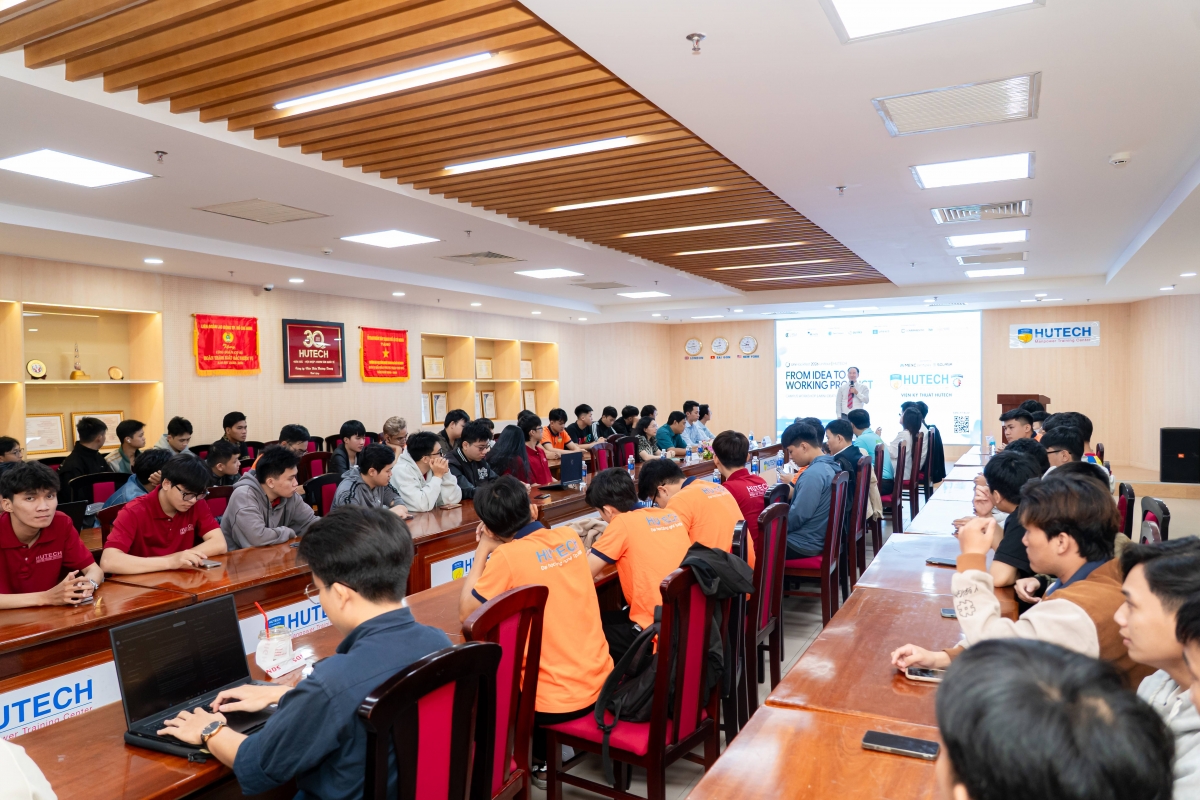 Toàn cảnh workshop “UniHackfest × HUTECH Unitour 2026”. Ảnh: Nart Thái