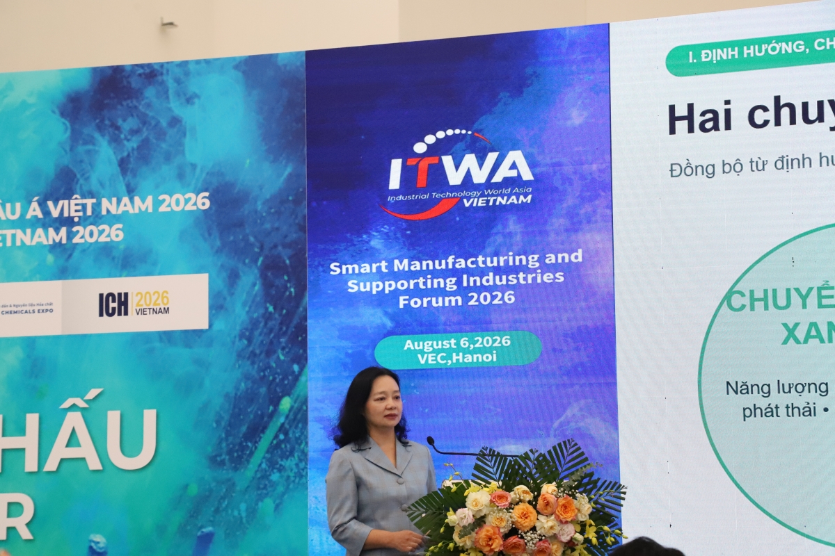 Bà Nguyễn Thị Lâm Giang - Cục trưởng Cục đổi mới sáng tạo, chuyển đổi xanh và khuyến công (Bộ Công Thương) trình bày tham luận