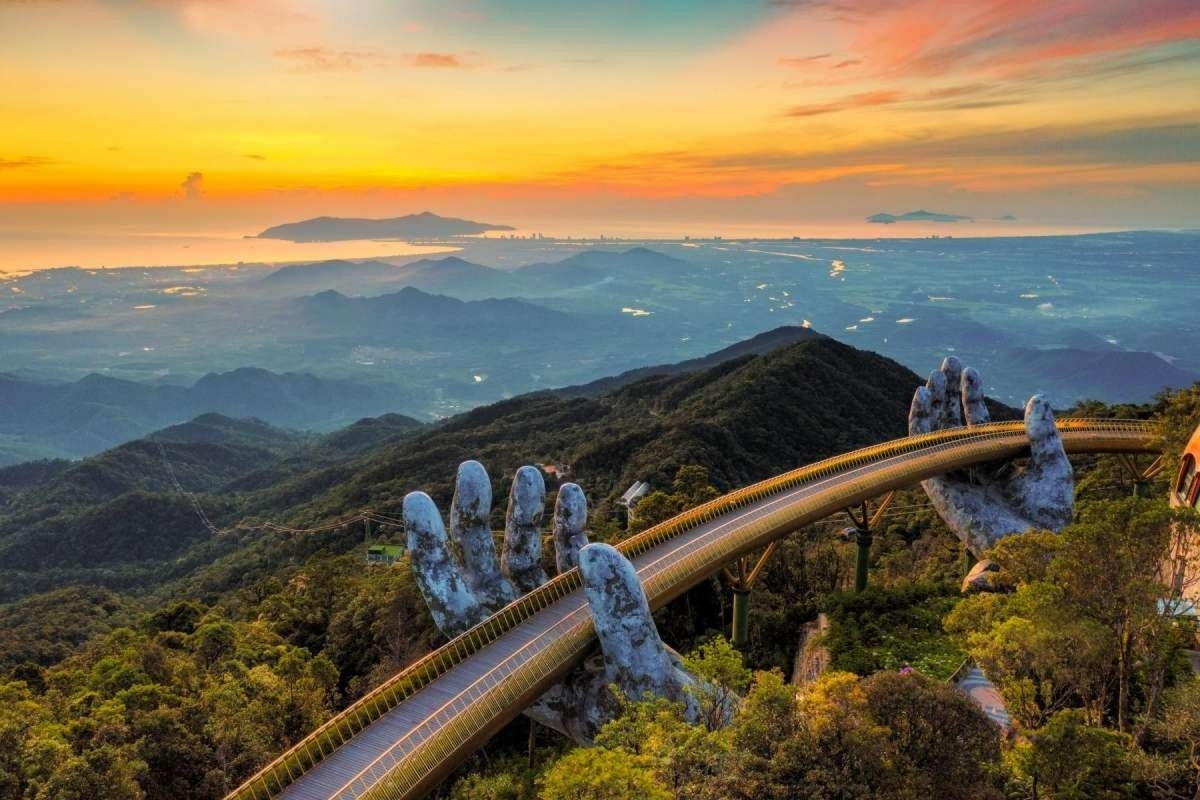 Ảnh 1 Cầu Vàng giữa núi rừng Bà Nà - công trình biểu tượng cho cách Sun Group tạo dựng nhận diện thị trường từ một điểm đến