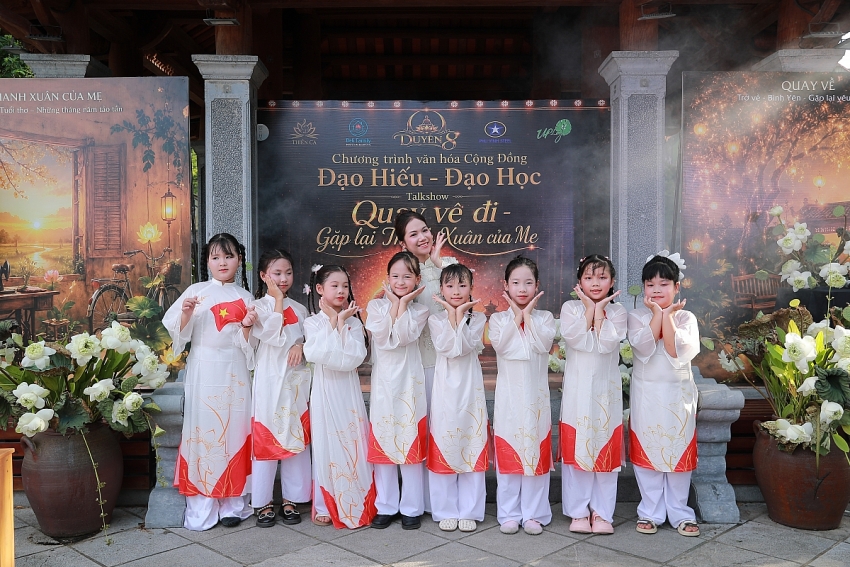 “Quay về đi” giữa mùa Vu Lan: Duyên 8 kể câu chuyện về mẹ bằng âm nhạc, ký ức và những lá thư