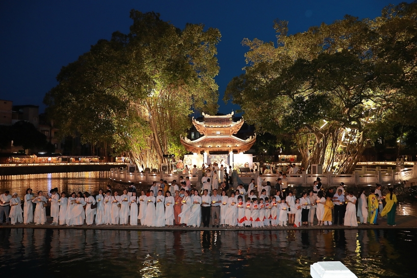 “Quay về đi” giữa mùa Vu Lan: Duyên 8 kể câu chuyện về mẹ bằng âm nhạc, ký ức và những lá thư