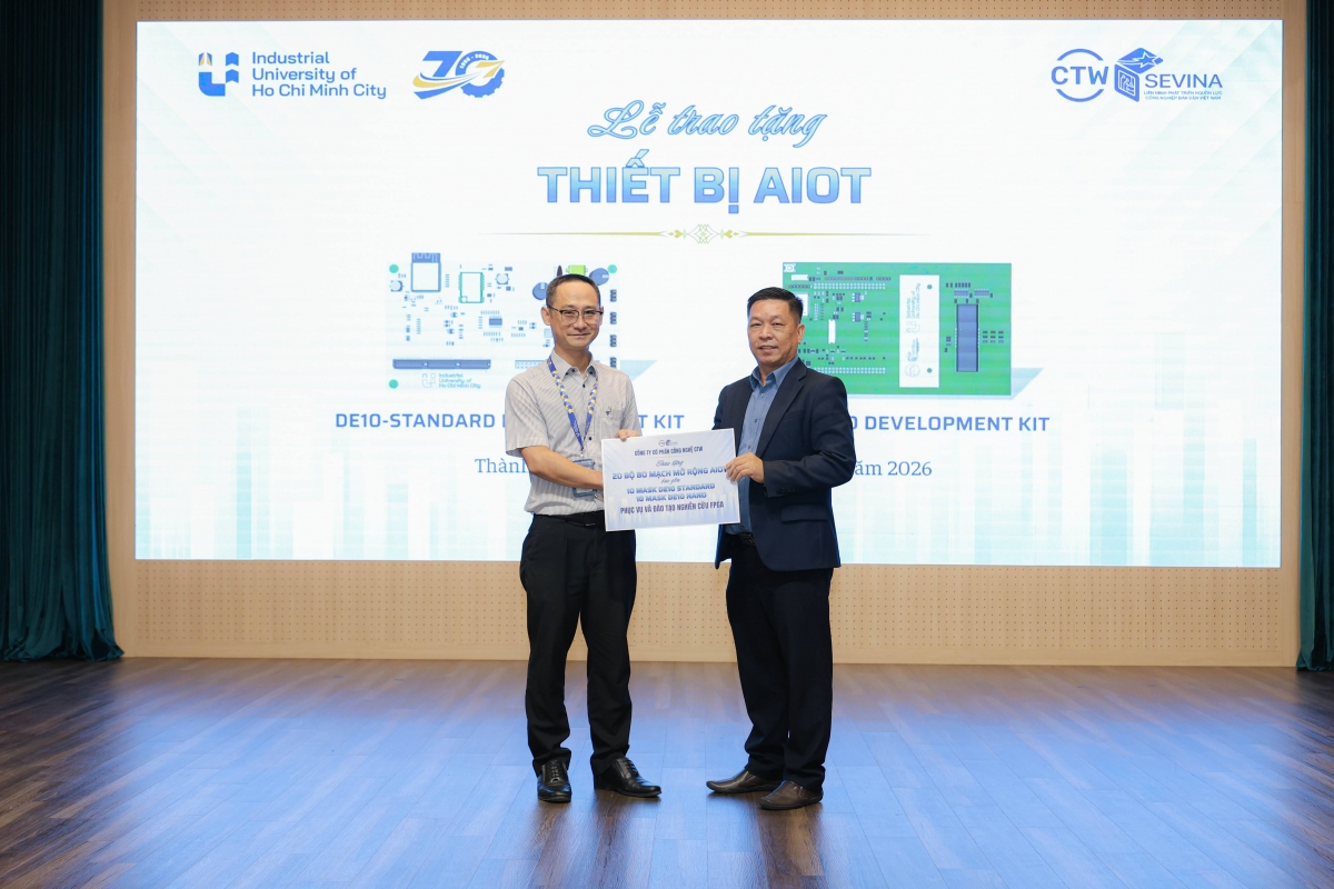 Ông Triệu Hiệp Lộc - Chủ tịch HĐQT kiêm Tổng Giám đốc Công ty Cổ phần Công nghệ CTW trao tặng thiết bị AIoT cho PGS. TS. Mai Thăng Long - Trưởng Khoa Công nghệ Điện tử (IUH)