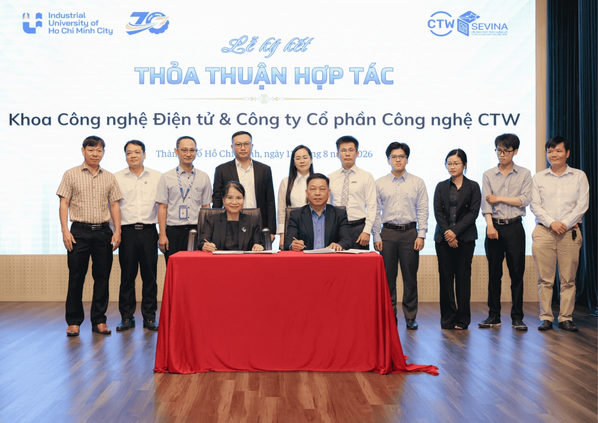 PGS.TS Đàm Sao Mai - Phó Hiệu trưởng Trường Đại học Công nghiệp TP. Hồ Chí Minh và ông Triệu Hiệp Lộc - Chủ tịch HĐQT kiêm Tổng Giám đốc Công ty Cổ phần Công nghệ CTW ký kết Thỏa thuận hợp tác.