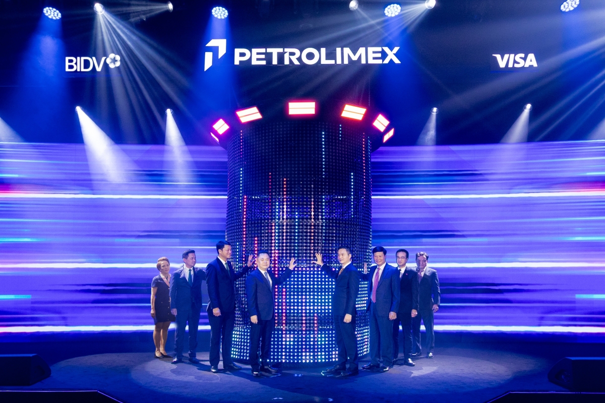 Phó Thống đốc Ngân hàng Nhà nước Việt Nam Nguyễn Ngọc Cảnh cùng Lãnh đạo BIDV, Petrolimex, Visa thực hiện nghi thức ra mắt Bộ thẻ đồng thương hiệu