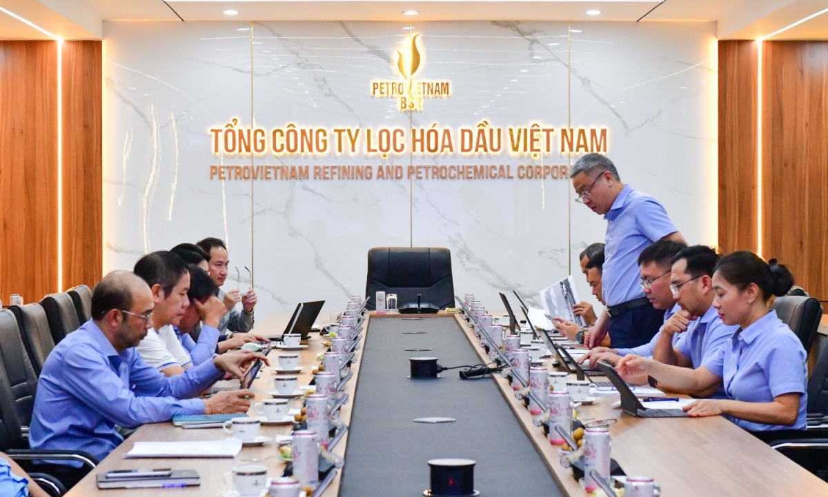 Đại diện BSR và Deloitte Việt Nam trao đổi tại cuộc họp khởi động Dự án “Tư vấn nâng cao mức độ trưởng thành hệ thống quản trị rủi ro cho BSR”.
