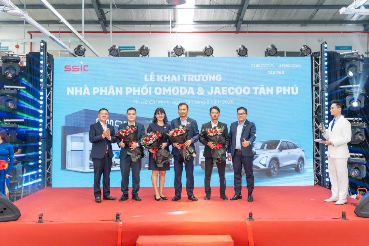 Đại diện Omoda & Jaecoo Việt Nam cùng Omoda & Jaecoo Tân Phú thực hiện nghi thức chúc mừng tại lễ khai trương đại lý ngày 19/8/2026