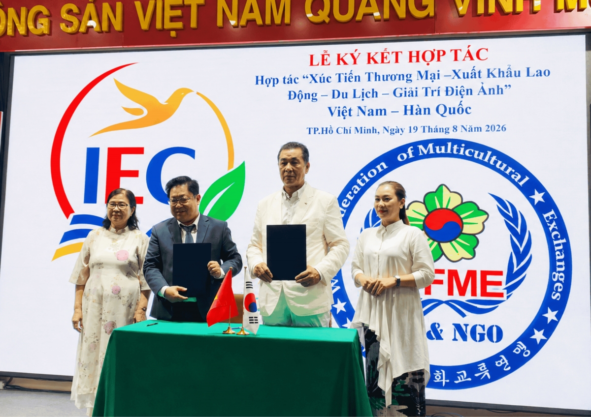 IEC đồng thời tiến hành ký hợp tác chiến lược với ông Han Jong Beum - Chủ tịch Liên đoàn Quốc tế Trao đổi Đa Văn hóa Châu Á (WFME) - Hàn Quốc, nhằm tăng cường giao lưu và triển khai các dự án thực tiễn trong thời gian tới. Ảnh: Nart Thái