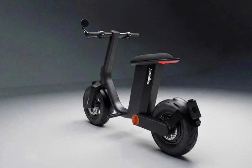 Công nghệ đổi pin tự động và cơ khí gập thông minh trên xe máy điện