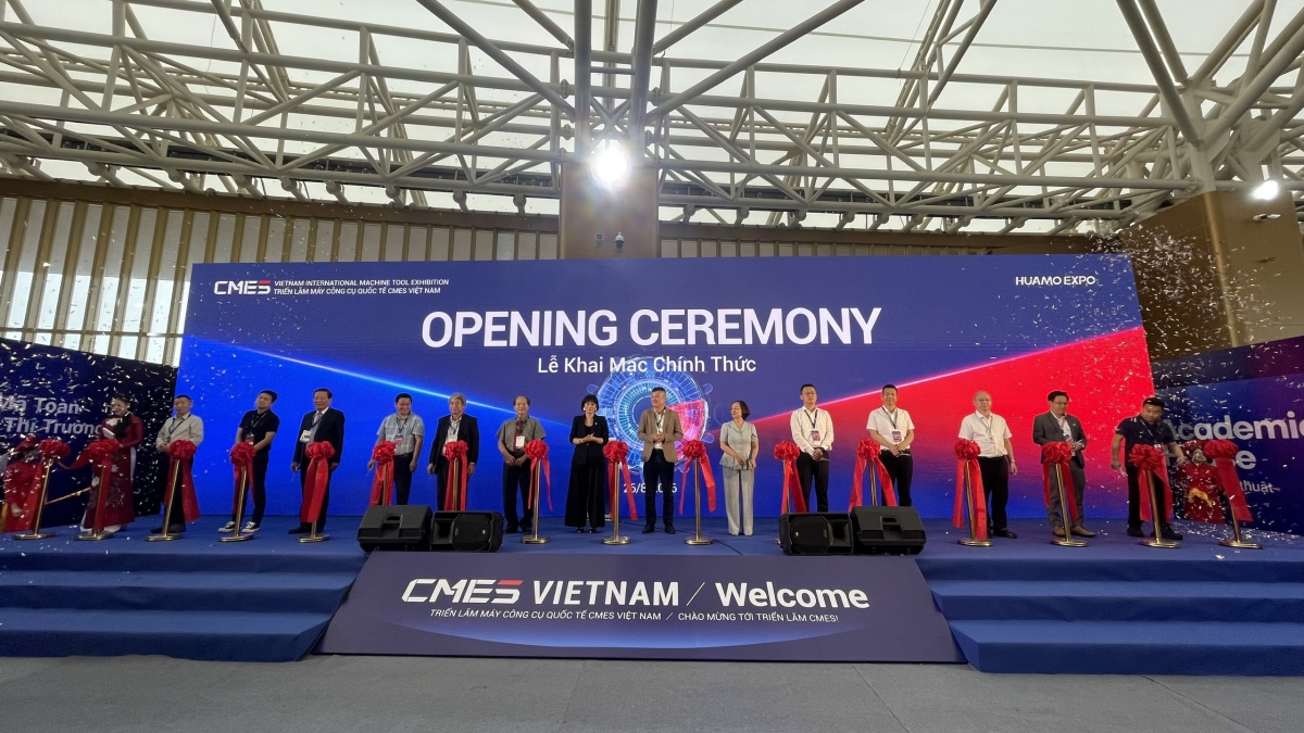 Tại lễ khai mạc, các đại biểu thực hiện nghi thức cắt băng