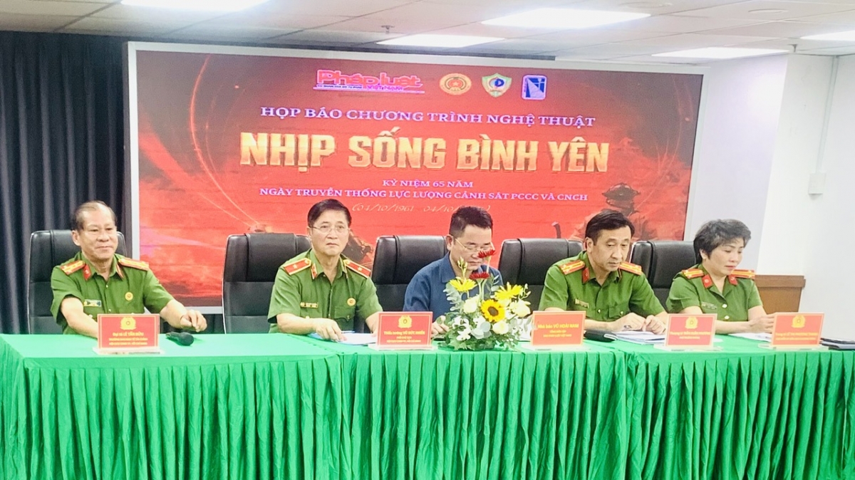 Đại diện Ban Tổ chức trao đổi với các cơ quan báo chí tại buổi họp báo giới thiệu chương trình nghệ thuật “Nhịp Sống Bình Yên”. Ảnh: Tiến Phát