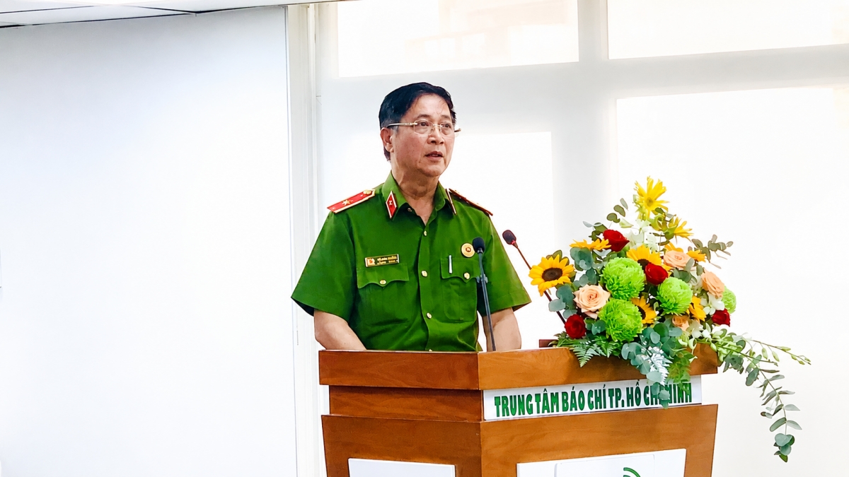 Thiếu tướng Vũ Đức Khiển - Phó Chủ tịch Hội Cựu CAND TP.HCM, phát biểu tại buổi họp báo giới thiệu chương trình nghệ thuật “Nhịp Sống Bình Yên”. Ảnh: Tiến Phát