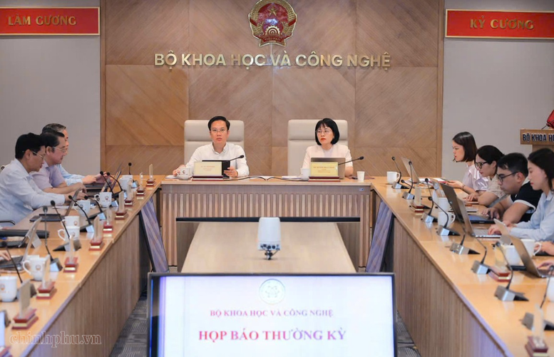 Đẩy mạnh phát triển công nghệ chiến lược, AI và hạ tầng số