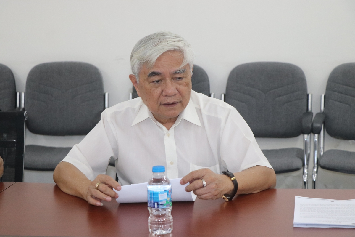 TS. Nguyễn Quân - Chủ tịch Hội Tự động hoá Việt Nam phát biểu đề dẫn tại cuộc họp. Ảnh: Hoàng Tùng