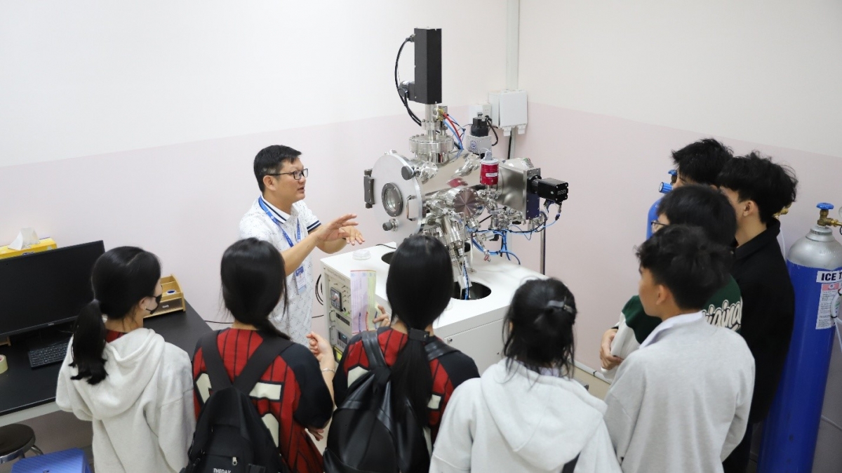 Tích lũy tri thức là một loại năng lực. Hình ảnh Thầy-trò Trường Đại học Quy nhơn trên giờ giảng. Ảnh: QNU
