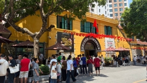 Người dân Hà Nội đội nắng tham quan Nhà tù Hỏa Lò, ra Hồ Gươm check-in giữa rừng hoa dịp 2/9