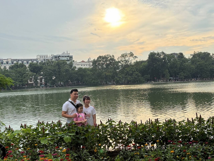 Người dân Hà Nội đội nắng tham quan Nhà tù Hỏa Lò, ra Hồ Gươm check-in giữa rừng hoa dịp 2/9