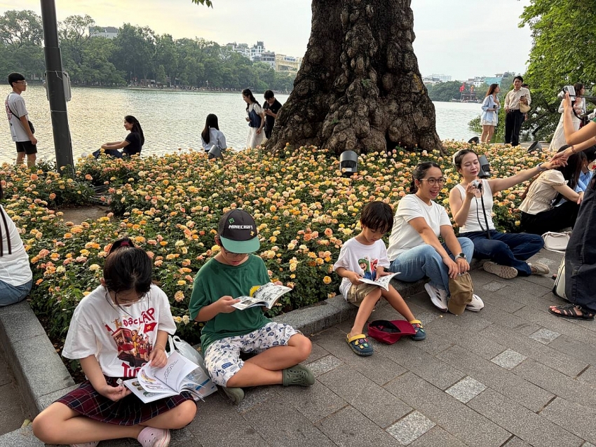 Người dân Hà Nội đội nắng tham quan Nhà tù Hỏa Lò, ra Hồ Gươm check-in giữa rừng hoa dịp 2/9