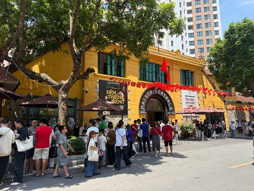 Người dân Hà Nội đội nắng tham quan Nhà tù Hỏa Lò, ra Hồ Gươm check-in giữa rừng hoa dịp 2/9