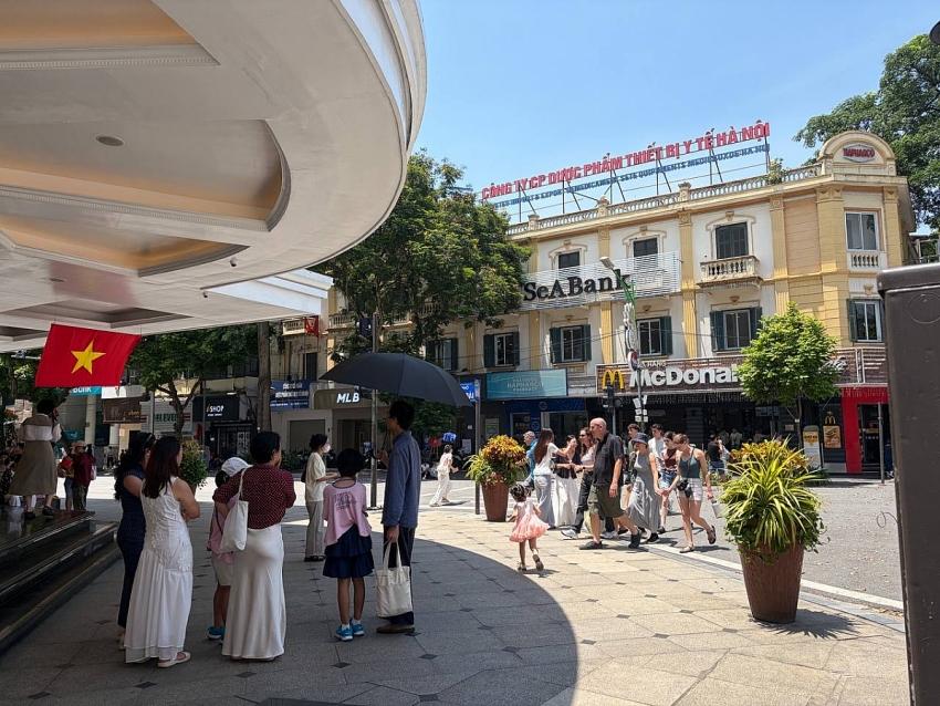 Người dân Hà Nội đội nắng tham quan Nhà tù Hỏa Lò, ra Hồ Gươm check-in giữa rừng hoa dịp 2/9
