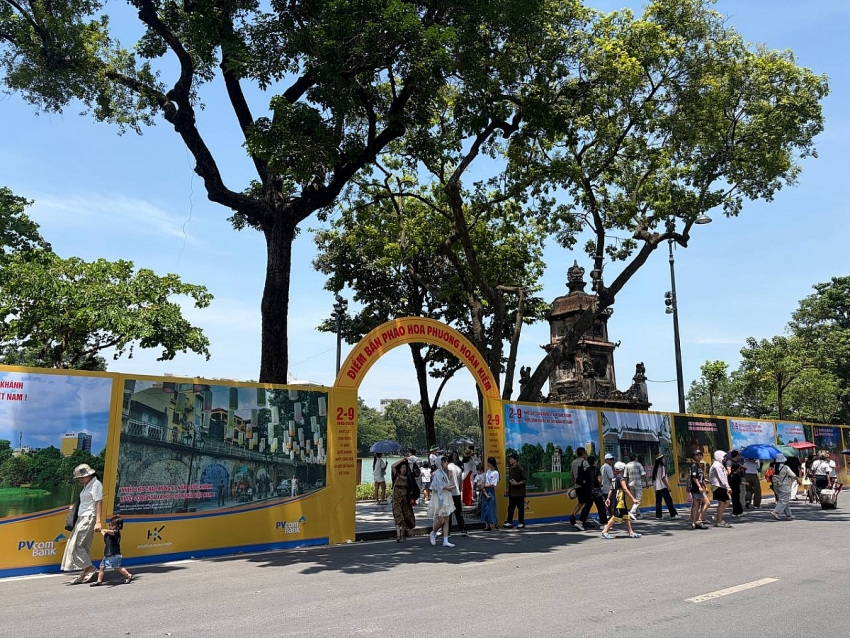 Người dân Hà Nội đội nắng tham quan Nhà tù Hỏa Lò, ra Hồ Gươm check-in giữa rừng hoa dịp 2/9
